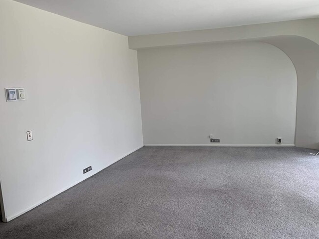 Building Photo - 300 N State St