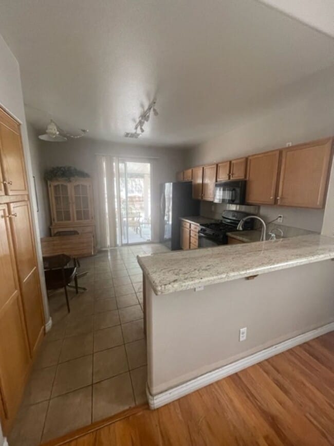 Building Photo - SINGLE FAMILY 3 BED/ 2.5 BATH W/ DOWNSTAIR...