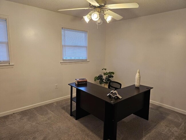 Building Photo - 202 Oakcrest Cir