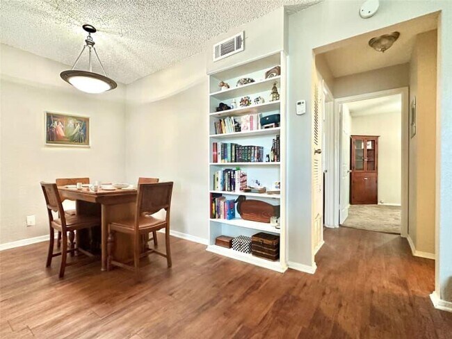 Foto del edificio - 2401 Manor Rd