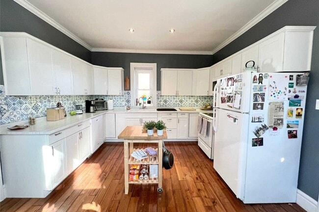 Building Photo - 215 Charles St