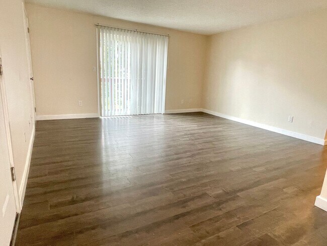 Foto del edificio - Newly renovated 2 bedroom condo with off-s...
