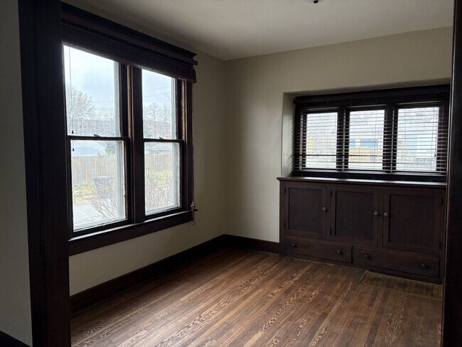 Foto del edificio - 3-Bedroom House on Corner Lot