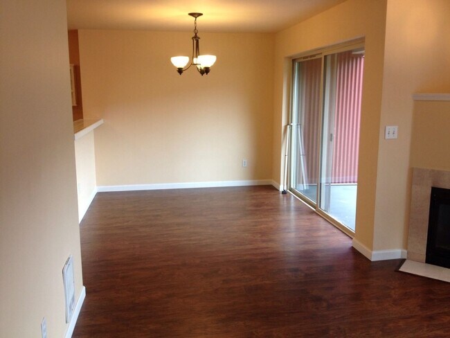 Foto del edificio - Bright Top-Floor Condo Near Northgate & Green Lake