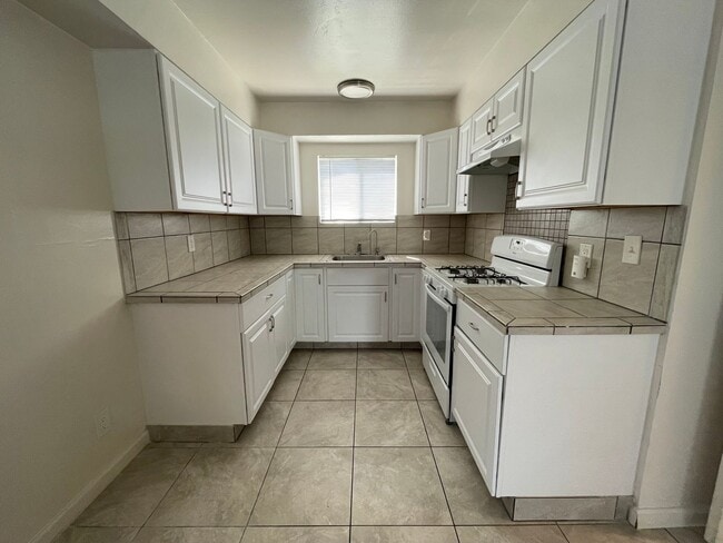 Building Photo - Cozy One Bedroom One Bathroom Cottage Home in Hemet!