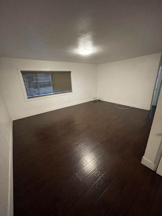 Foto del edificio - 1117 E Fairview Blvd
