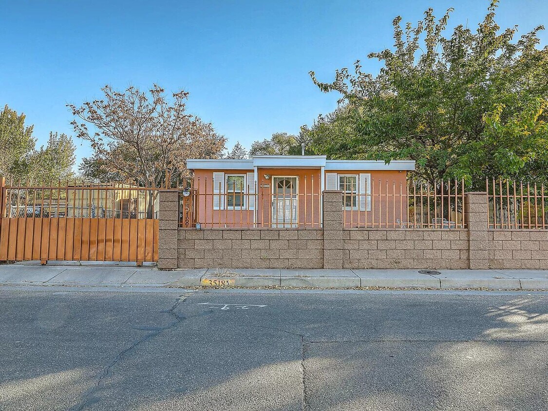 Cozy and landscaped single home Apartment for Rent in Albuquerque, NM