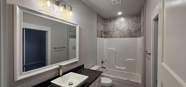 Building Photo - 208 N 7th St