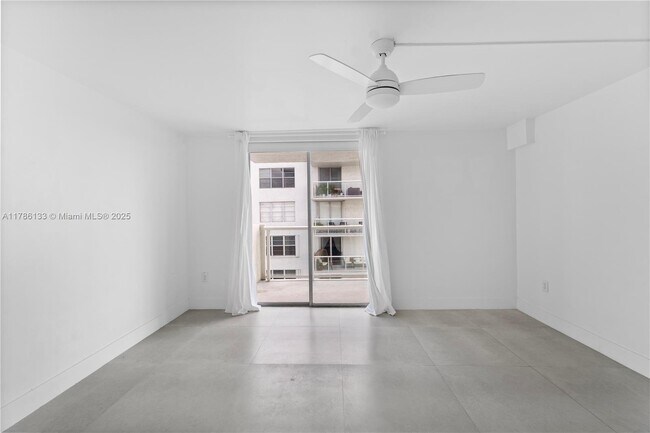Building Photo - 10000 W Bay Harbor Dr