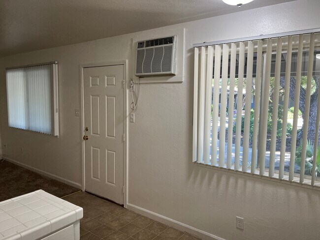 Entry/dining nook - 1719 W Swain Rd