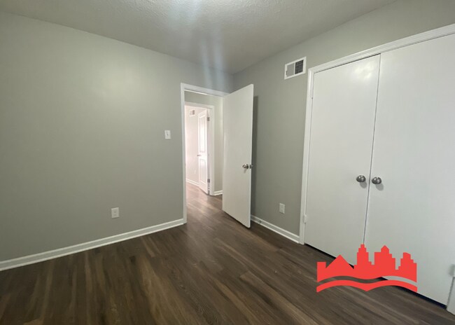 Foto del edificio - 5095 Corkwood Dr