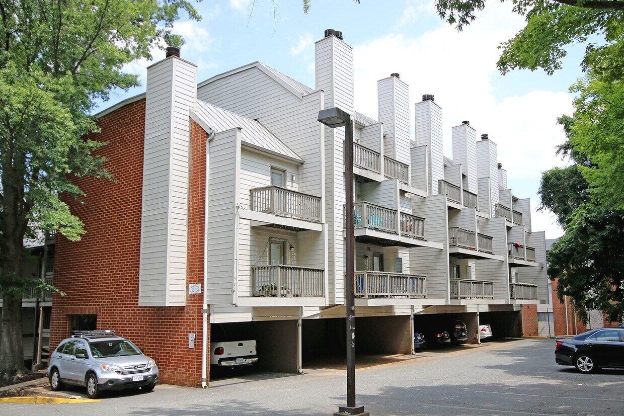 Primary Photo - Steps From The UVA Corner