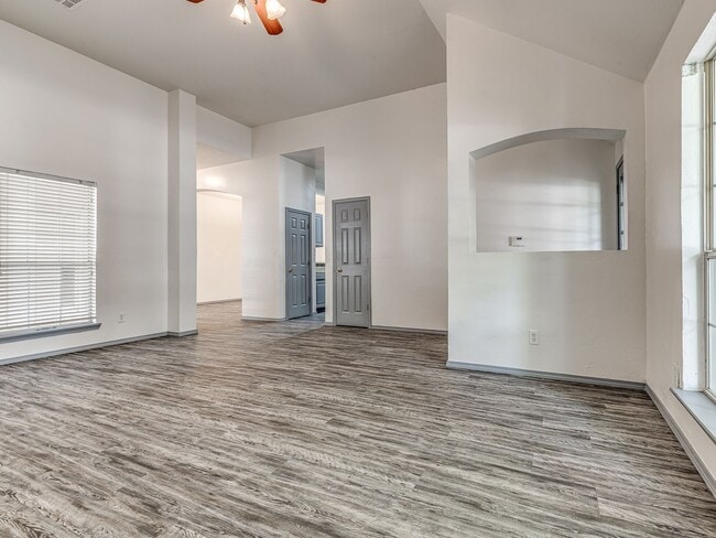 Building Photo - Updated Home + Deer Creek Schools + 3 bedr...
