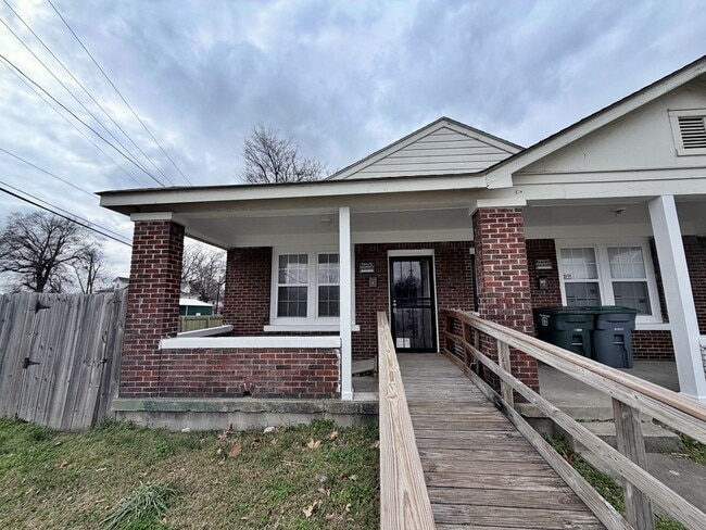 Renovated 2 bedroom Duplex NOW AVAILABLE!! ~ Minutes from midtown/downtown Memphis - Renovated 2 bedroom Duplex NOW AVAILABLE!! ~ Minutes from midtown/downtown Memphis House