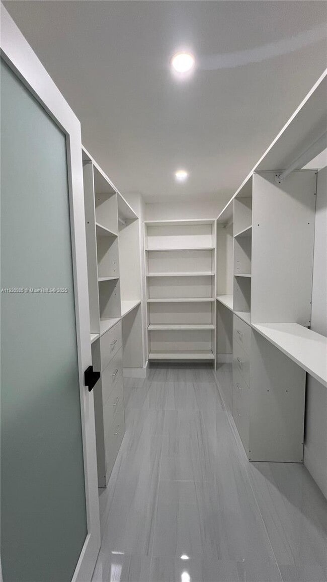 Foto del edificio - 9686 Fontainebleau Blvd