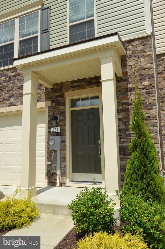 Foto principal - 261 Armenian Oak Dr