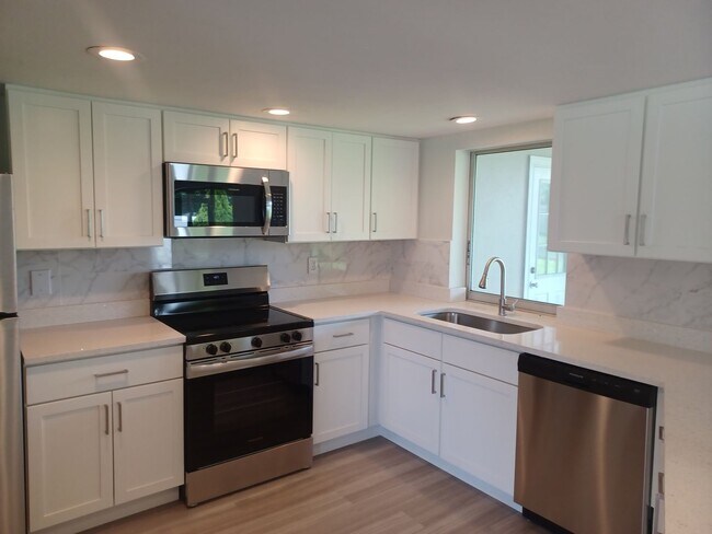 Foto del edificio - NEWLY REMODELED Charming 2 BR / 2 BA Home ...