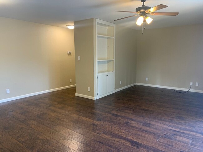 Building Photo - Terrific Brentwood Neigborhood!