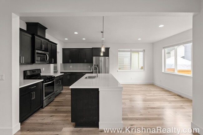 Building Photo - Modern 3 BD* 2.5 BA* Single Family Home in...