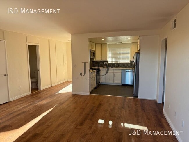 Building Photo - 526 S Tulip St