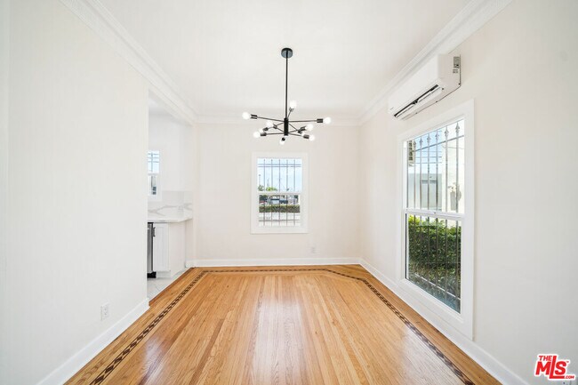 Foto del edificio - 451 N Sycamore Ave