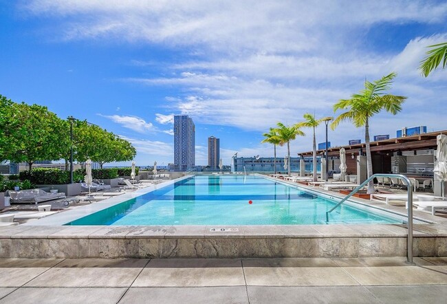 Inviting infinity edge pool - 888 Kapiolani Blvd