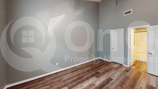 Building Photo - 2420 Moneda St