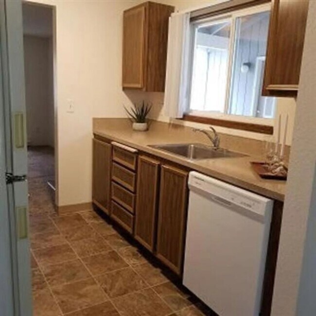 Foto del edificio - Ground-Level Apartment Available Now at Sunset Villa!