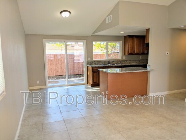 Foto del edificio - 3410 Sparrow Cir