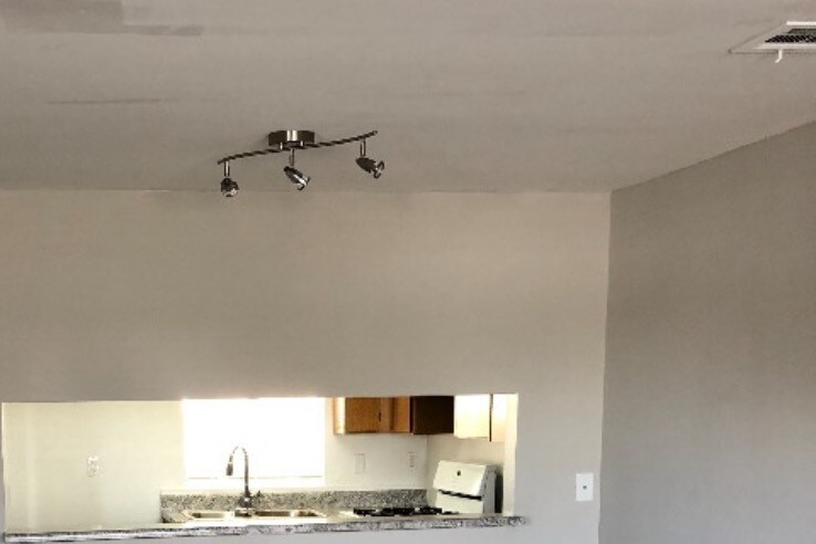Foto principal - 943 Everett St