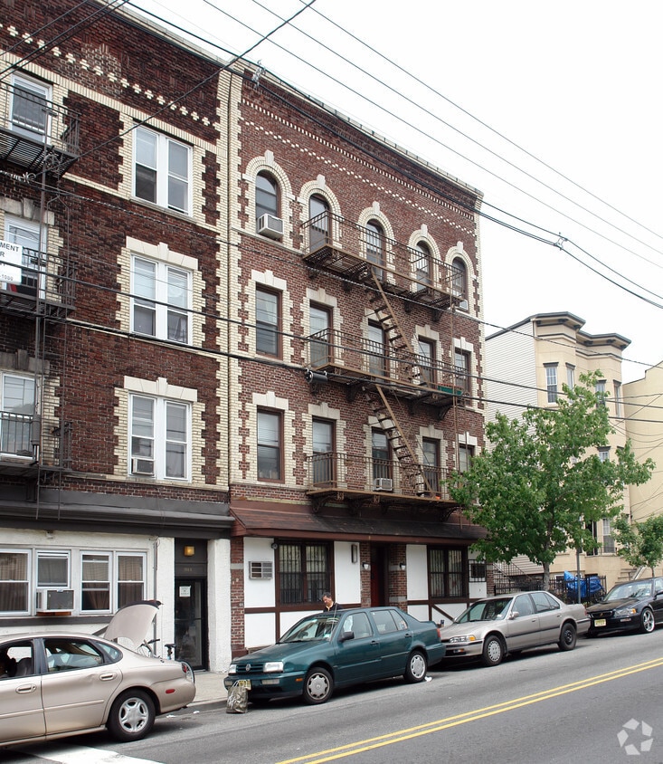 Primary Photo - 1093 Summit Ave