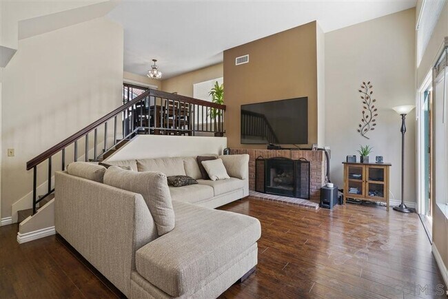 Building Photo - Remodeled 2 Bedroom Townhome w/Attached 2 ...