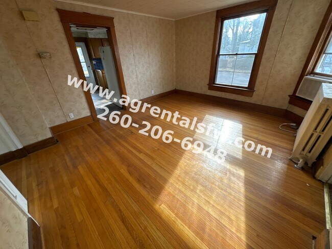 Building Photo - 1002 Columbia Ave