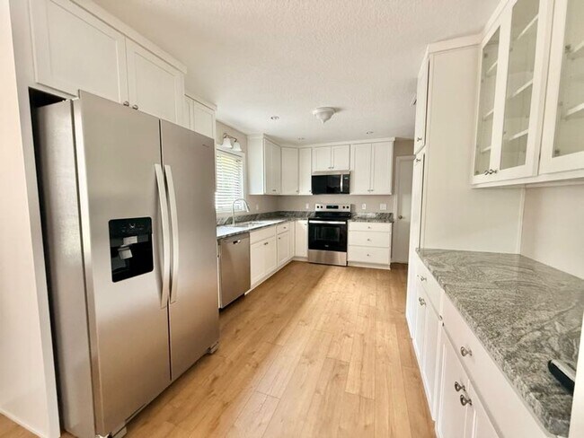 Foto del edificio - Large and Stunning 2700sqft Newly Renovated 3BR 3BTH!