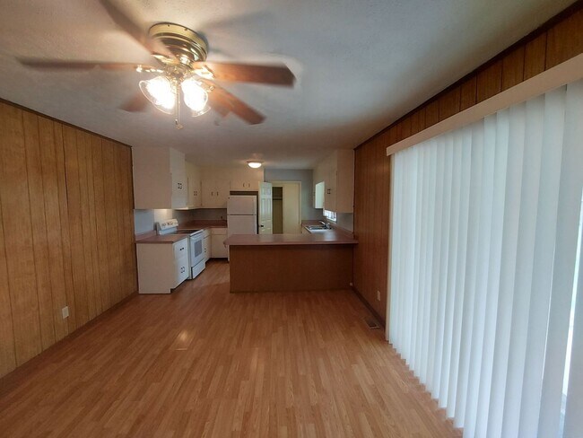 Building Photo - 3 Bedroom 2 Bathroom with Carport - Prop. ...