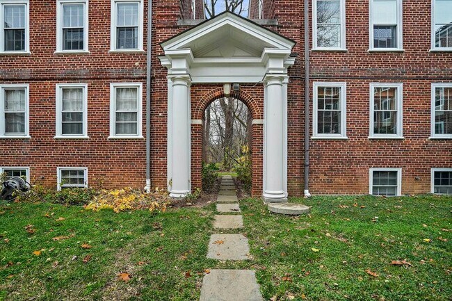 Foto del edificio - 3810 39th St NW