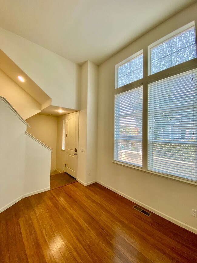 Building Photo - Modern Tri-Level Townhouse