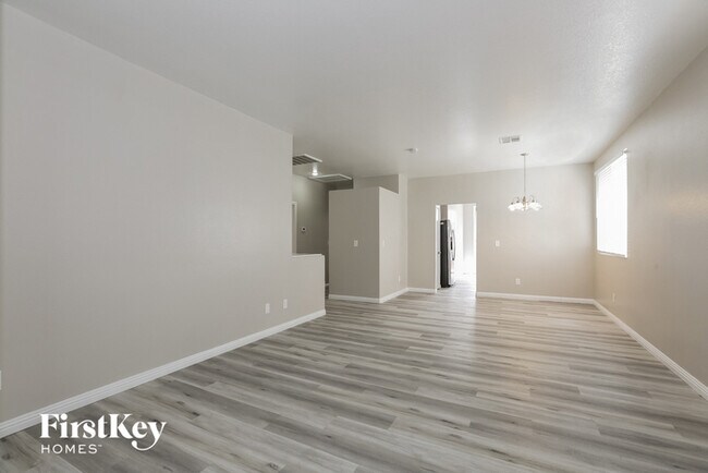 Foto del edificio - 8717 W Rochelle Ave