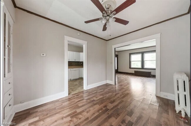 Foto del edificio - 2 br, 1 bath Triplex - 1235 Donald Avenue ...