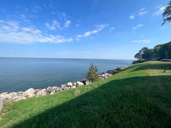 Building Photo - The Overlook