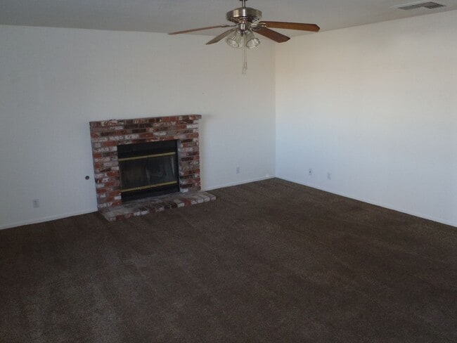 Building Photo - Spacious 3b 2 ba with a large backyard