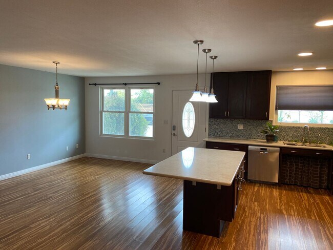 Foto del edificio - Beautiful, Updated 4 Bed, 3 Bath in the Heart of Clairemont with Canyon Views!!