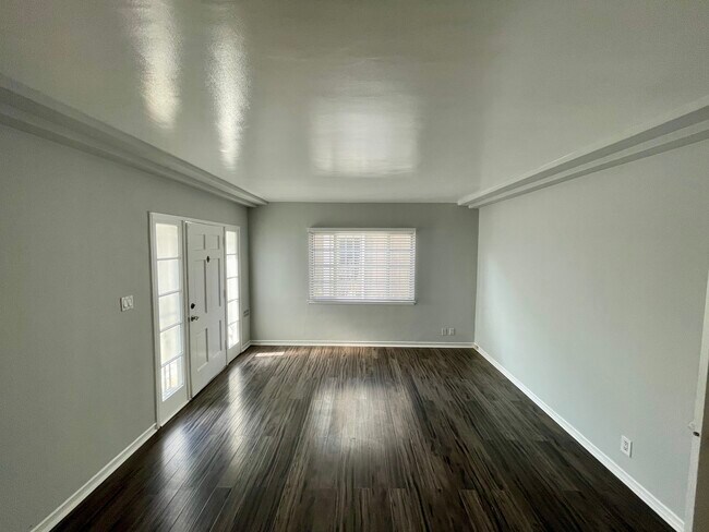 Building Photo - 1150 S Cochran Ave