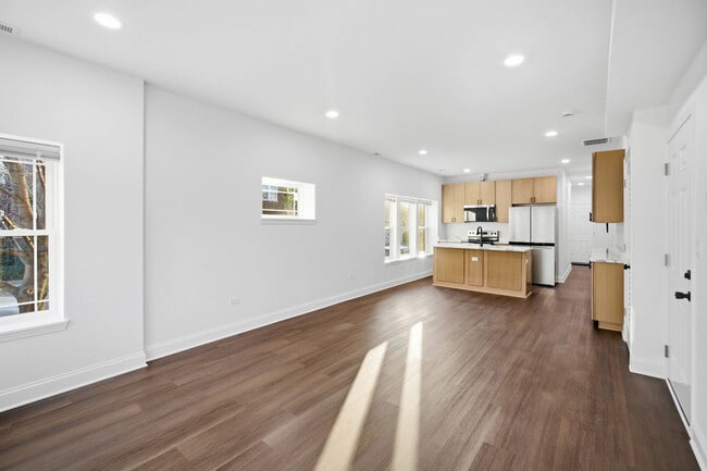 Building Photo - 1942 Elmwood Ave