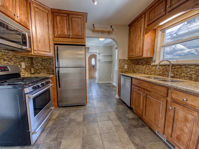 Building Photo - 483 E 8th Ave