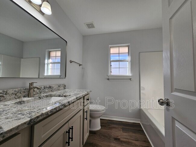 Building Photo - 28 Easton St