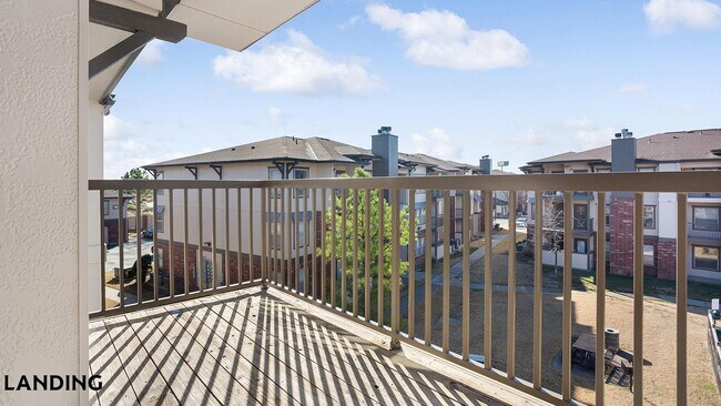 Foto del edificio - 701 W 101st Pl S