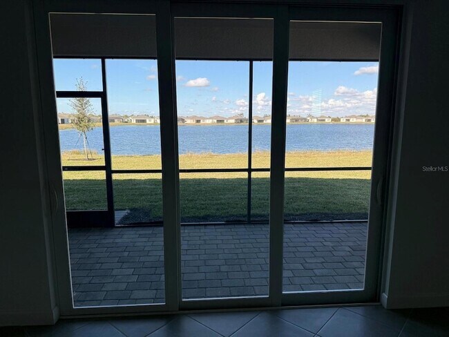 Foto del edificio - 8318 Waterscape Rd