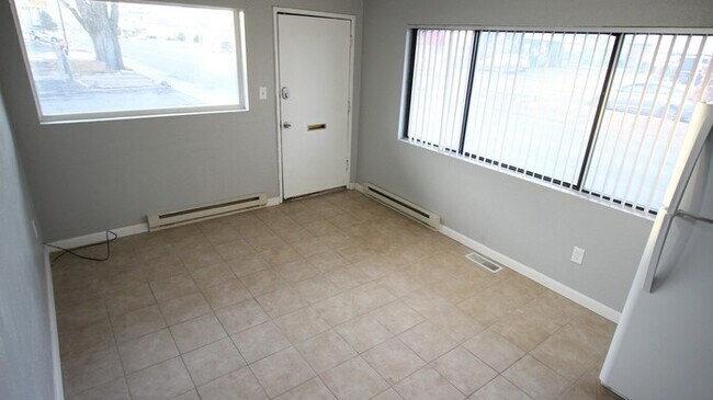 Building Photo - Large corner unit with separate bedroom