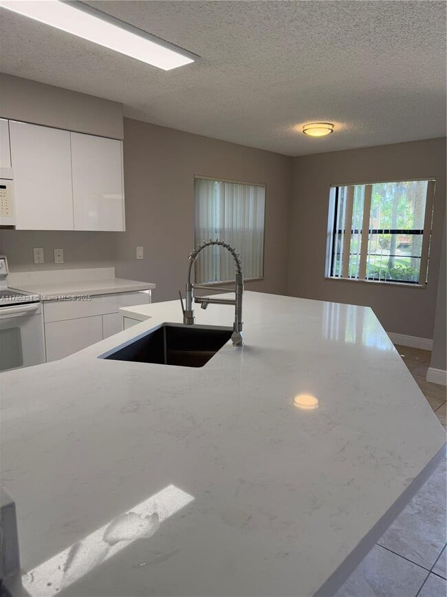 Building Photo - 9999 Summerbreeze Dr